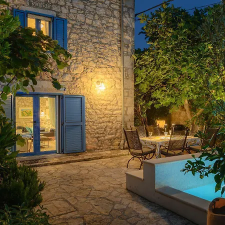 Faszinierende Mit Sauna, Meerblick, Dampfbad, Privatpool, Bbq Holiday home Porec